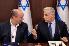 Dos ex primeros ministros israelíes acuerdan fusionar partidos contra Netanyahu