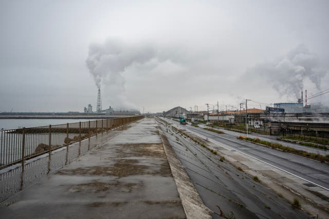 <p>El vapor se eleva desde una central eléctrica protegida por un dique contra tsunamis en Ishinomaki, en la prefectura de Miyagi</p>