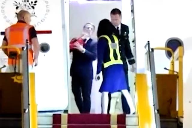 <p>El incidente fue captado por las cámaras mientras los Macron se preparaban para bajar de un avión durante una visita de Estado el pasado mayo</p>