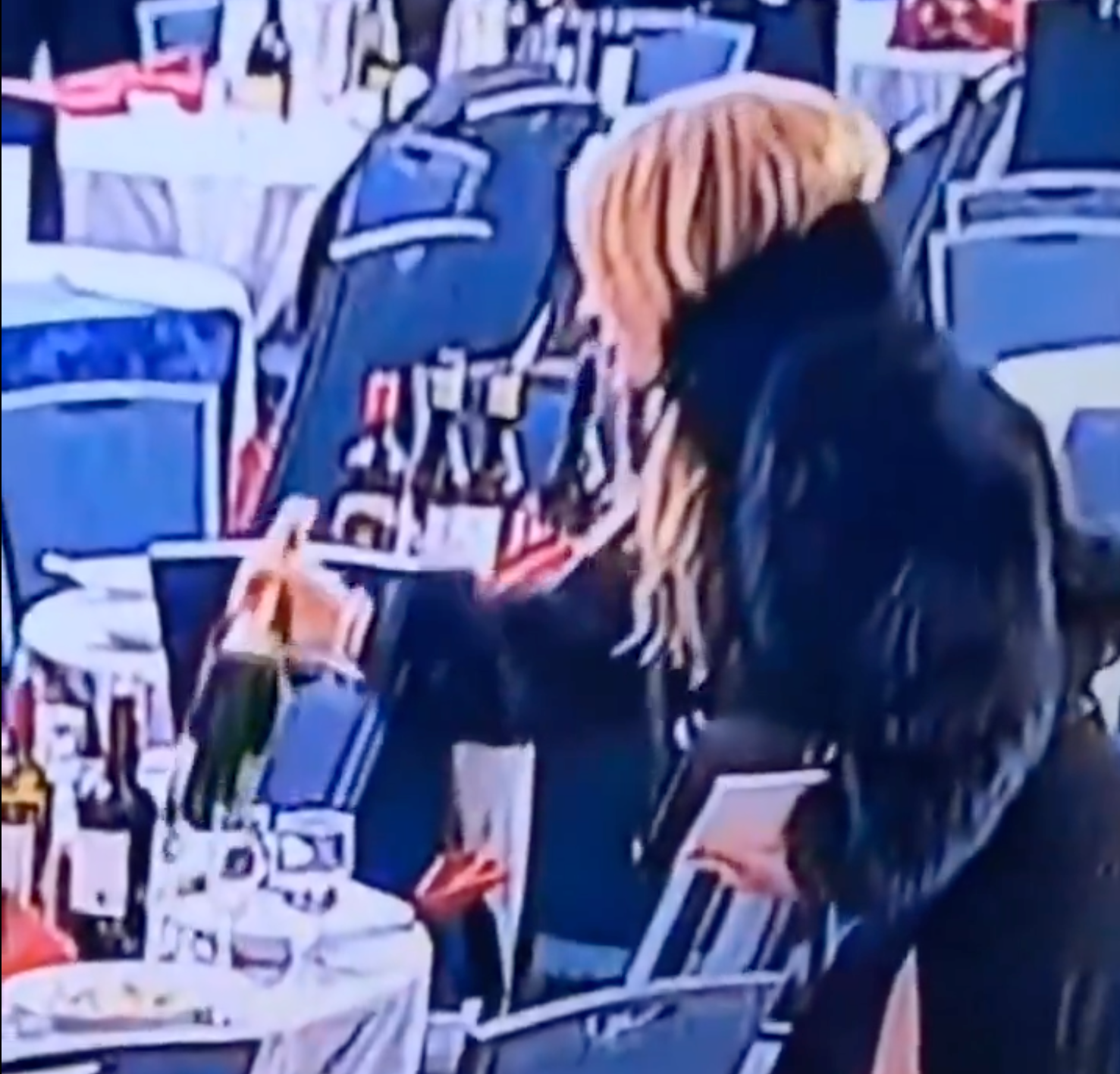 En un video viral que ha tenido una gran difusión, una invitada a la Cena de los Corresponsales de la Casa Blanca se detiene para llevarse una botella de champán de una mesa vacía mientras se evacúa el evento