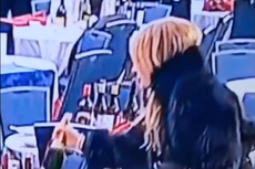 Internet reacciona a invitadas que se llevaron botellas de la cena de corresponsales