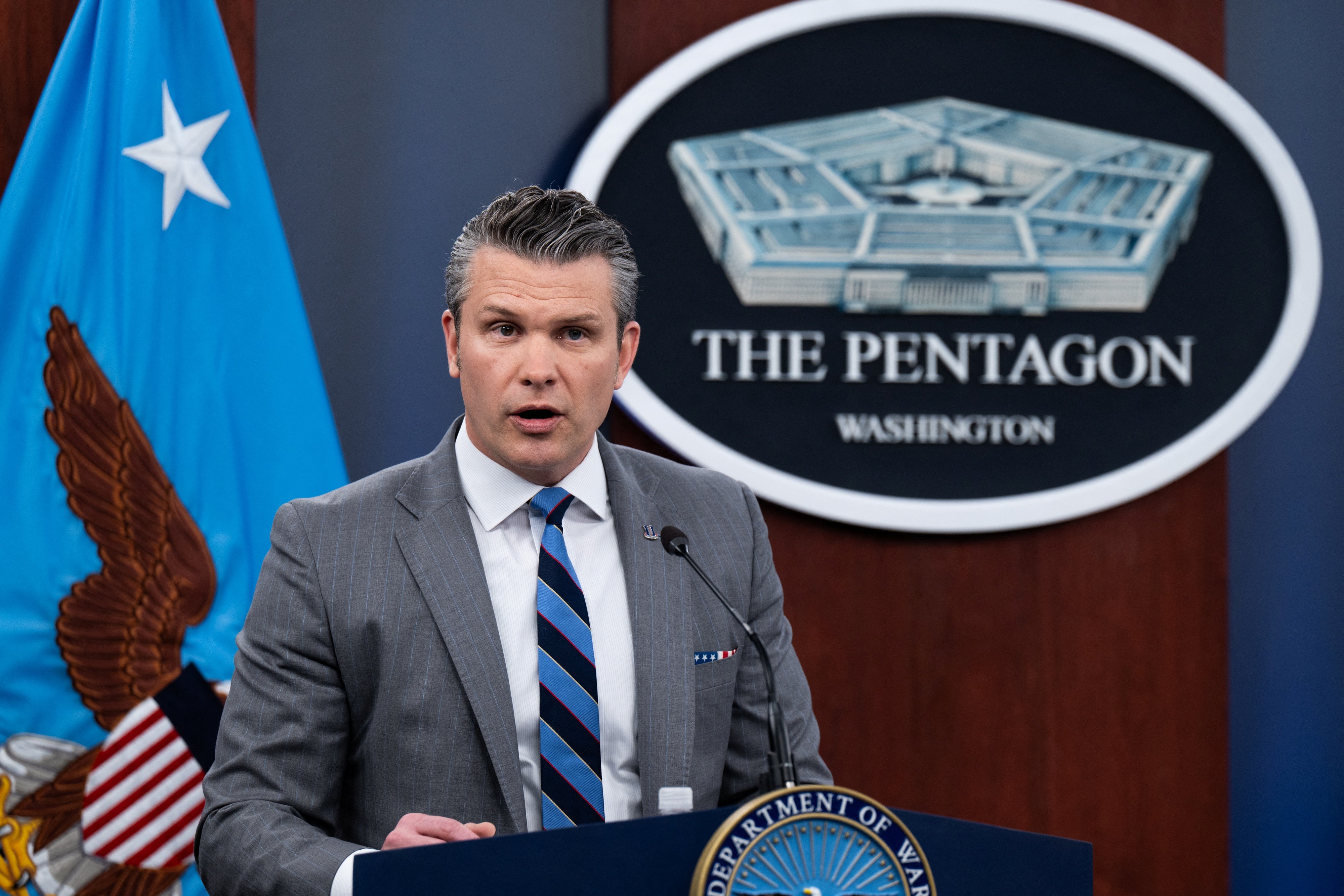 Las agresivas conferencias de prensa del secretario de Defensa, Pete Hegseth, en el Pentágono parecen estar pensadas para complacer al presidente, según declaró un funcionario