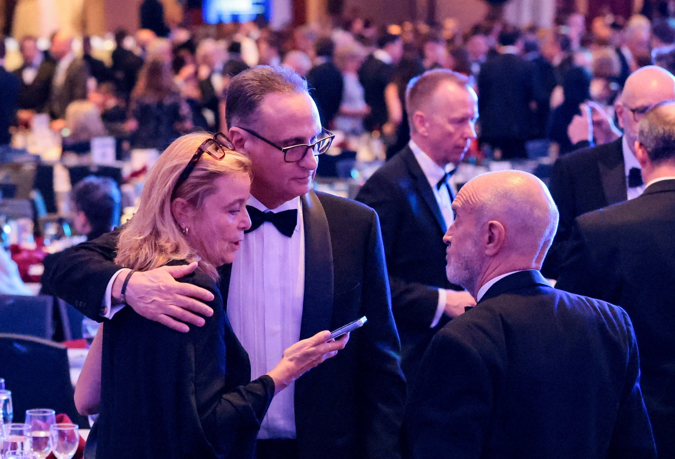 Los periodistas se consuelan mutuamente en lo que resultó ser una velada angustiosa para los asistentes