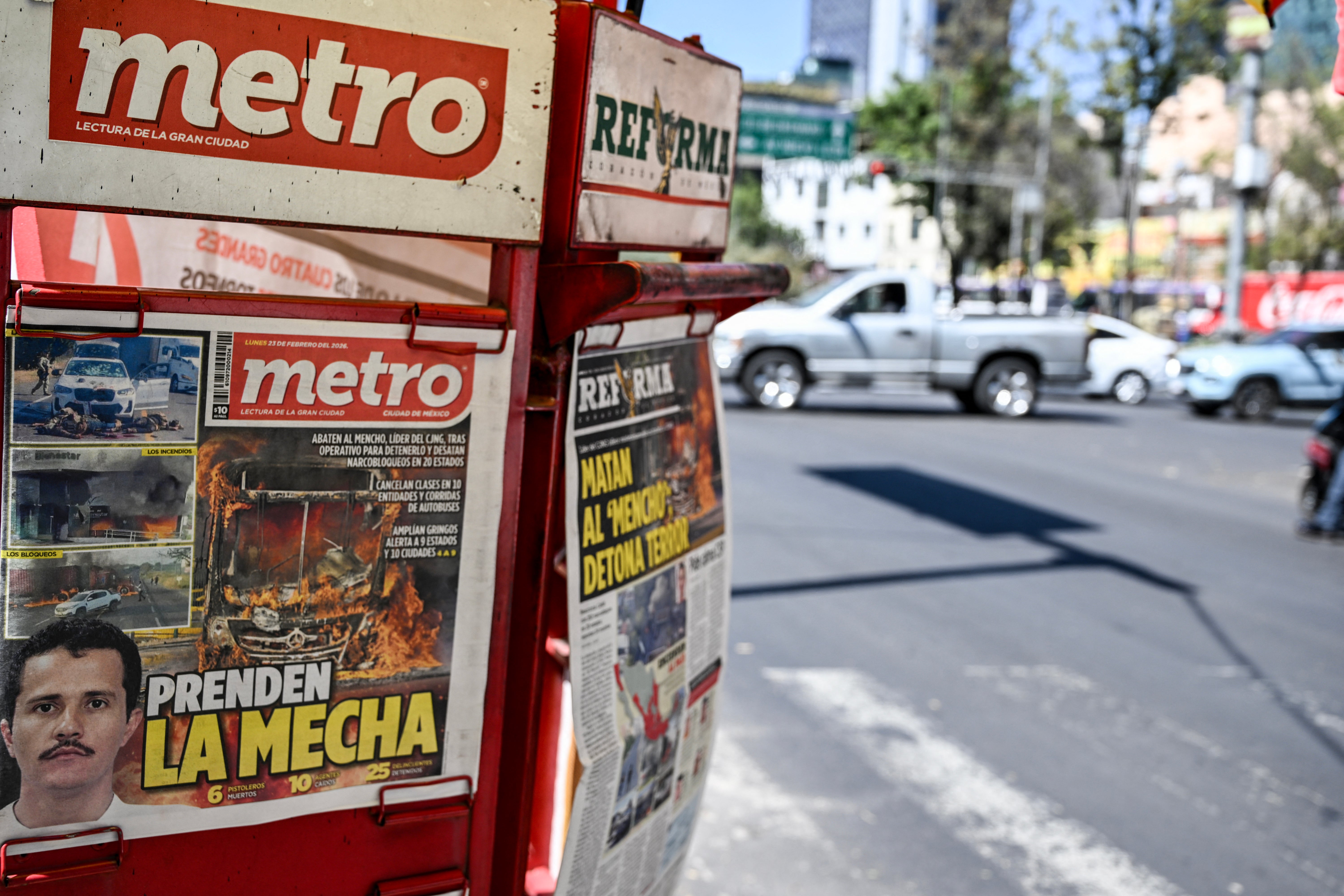 La portada de un periódico local muestra la noticia de la muerte de Nemesio Oseguera, alias “El Mencho”, el narcotraficante más buscado de México en los últimos años, en la Ciudad de México el 23 de febrero de 2026