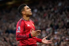 Manchester United vence 2-1 a Brentford y se afianza en el tercer puesto de la Premier