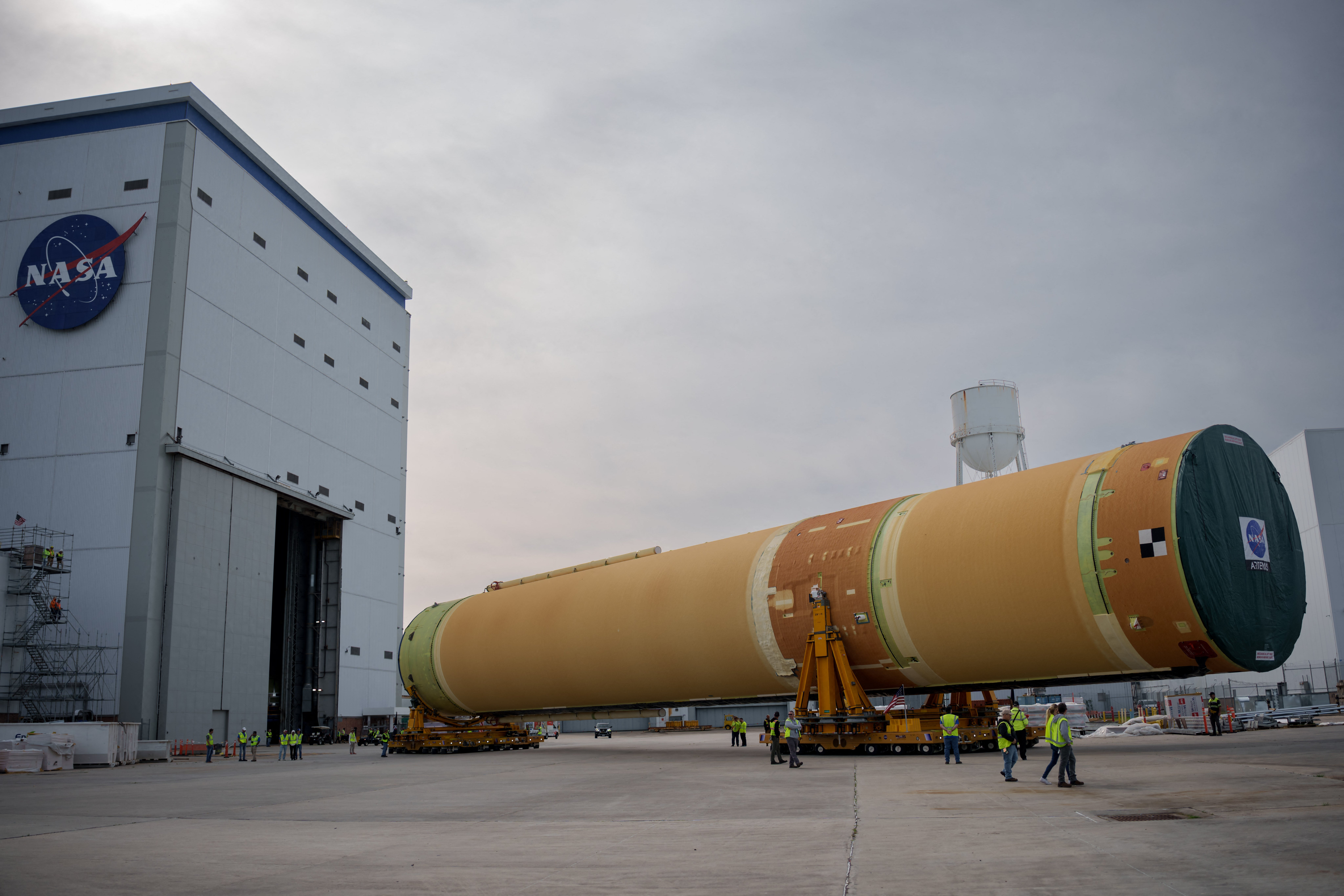 El personal de la NASA ayuda a desplazar la sección más grande del cohete del Sistema de Lanzamiento Espacial (SLS) de la agencia para la misión Artemis III en las instalaciones de ensamblaje Michoud de la NASA, en Nueva Orleans, el 20 de abril de 2026. El lanzamiento de la misión Artemis III de la NASA está previsto actualmente para 2027