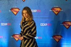 Milly Alcock se divierte con el duro entrenamiento de “Supergirl”