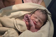 Bebé a bordo: Paramédicos ayudan a pasajera a dar a luz a bordo de un vuelo de Delta