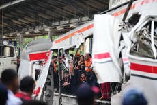 Número de muertos por choque de trenes en Indonesia sube a 14