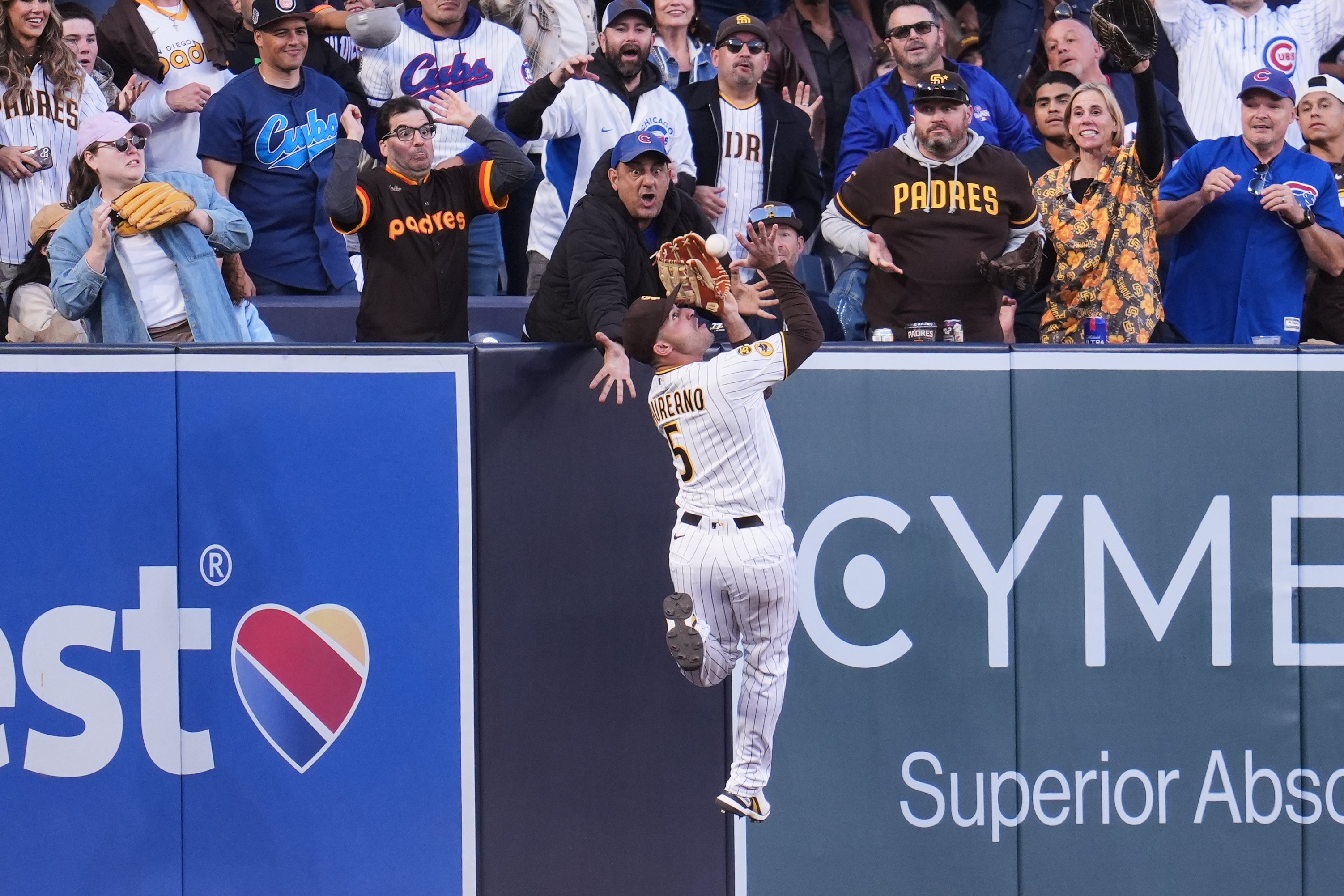 France y Machado guían a los Padres a vencer 9-7 a los Cachorros