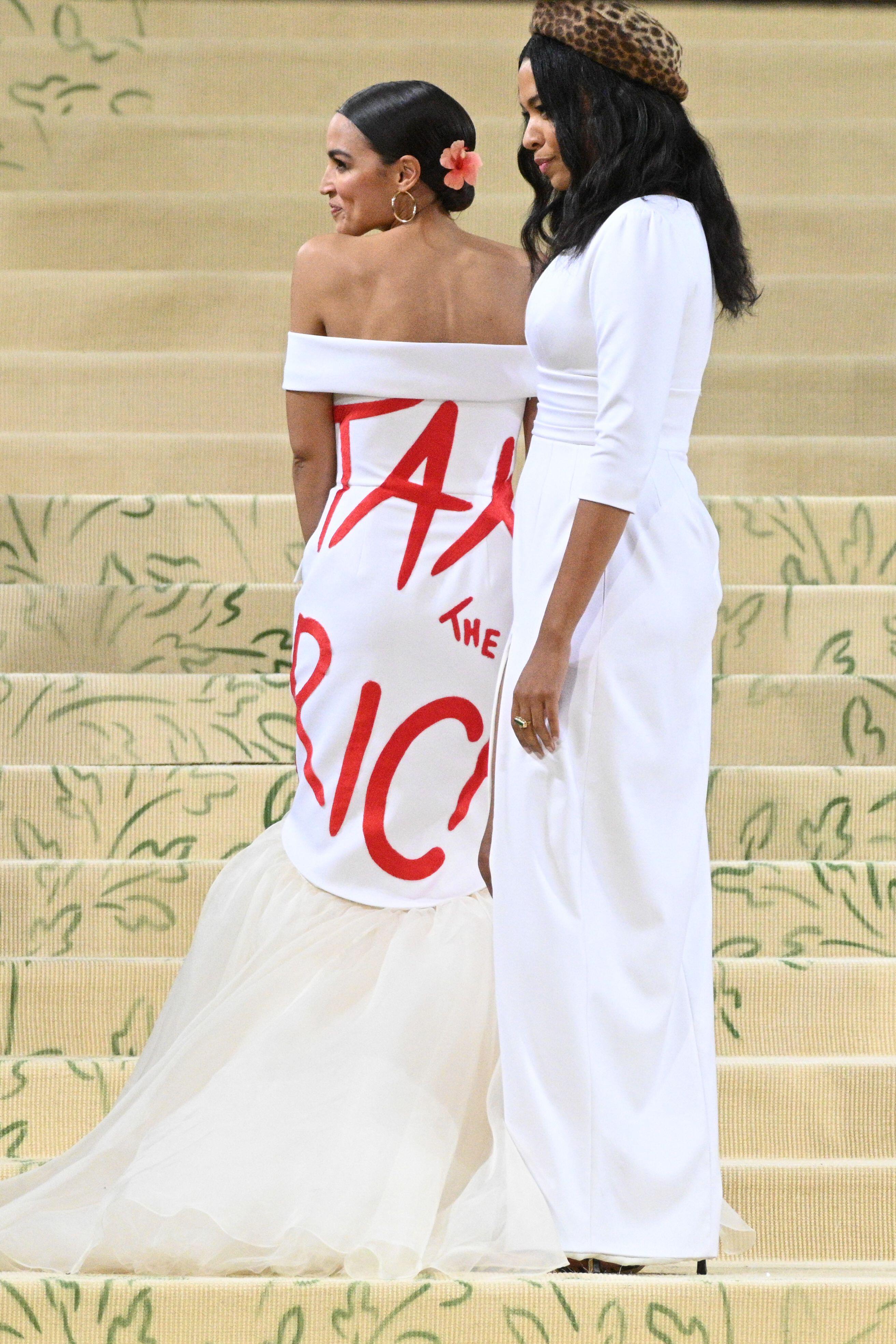 El vestido de Alexandria Ocasio-Cortez con el lema “Graven a los ricos”