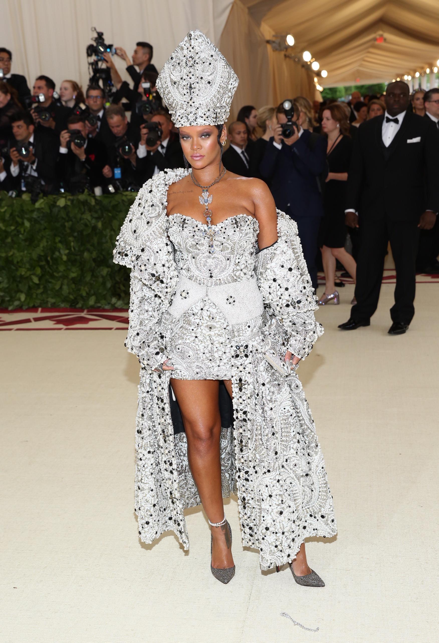 Rihanna en la alfombra de la Met Gala de 2018
