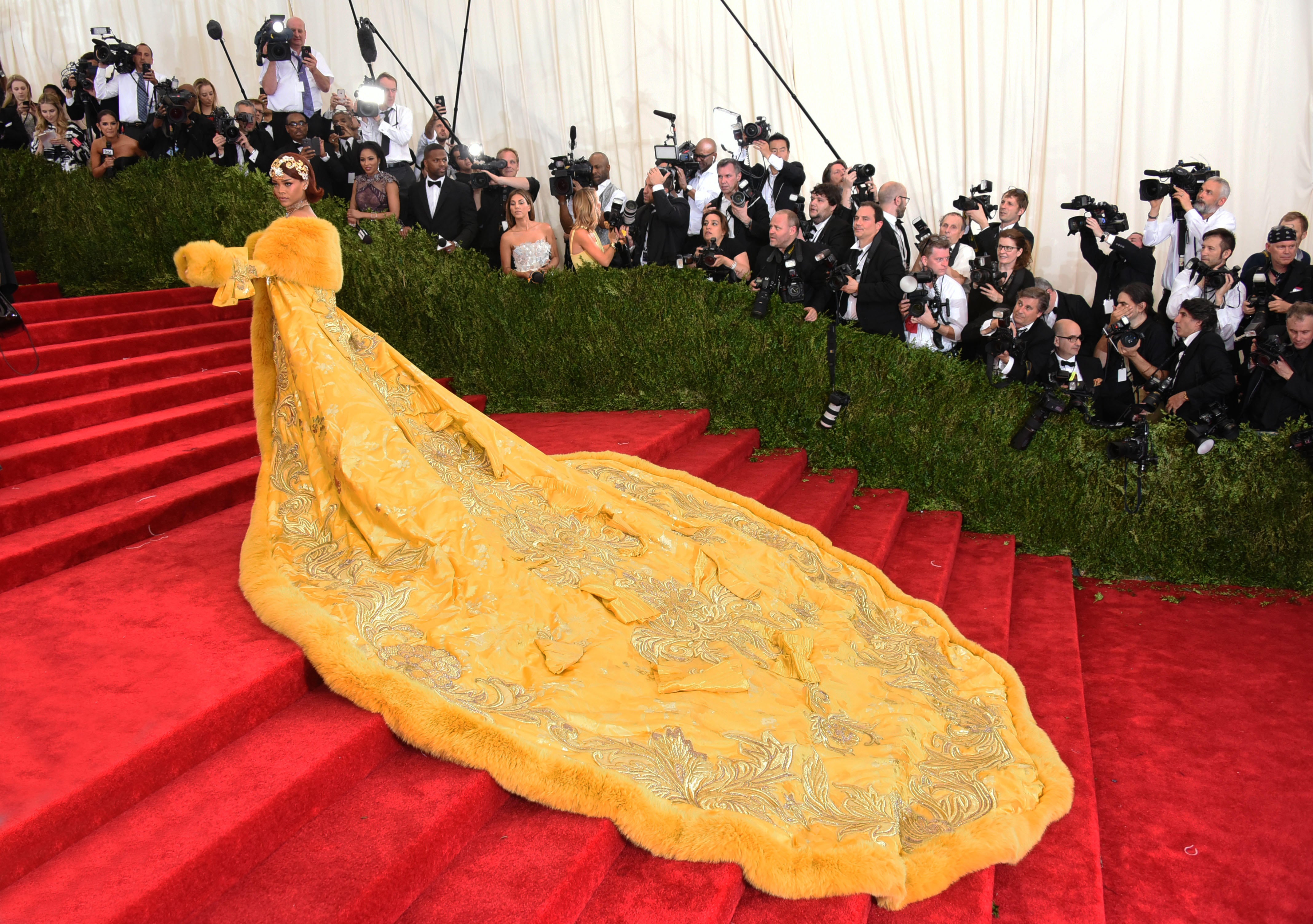 Rihanna llegando a la Met Gala en 2015