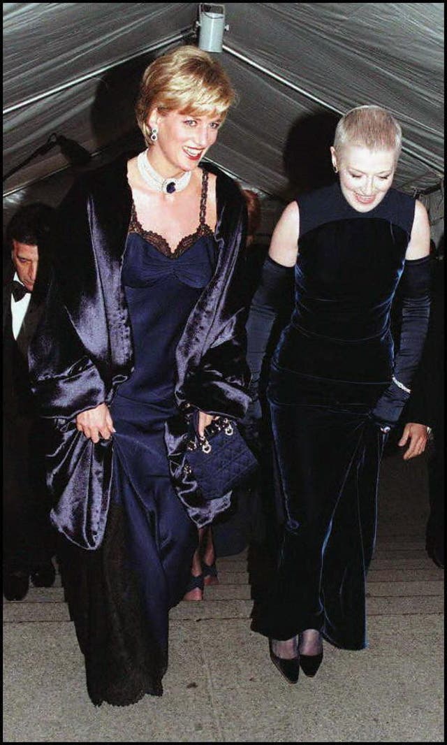 <p>Diana, princesa de Gales (a la izquierda), llega a la Met Gala de 1996 acompañada de su amiga Liz Tilberis</p>
