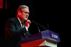 El líder británico Starmer enfrenta más presión por el nombramiento de Mandelson como embajador