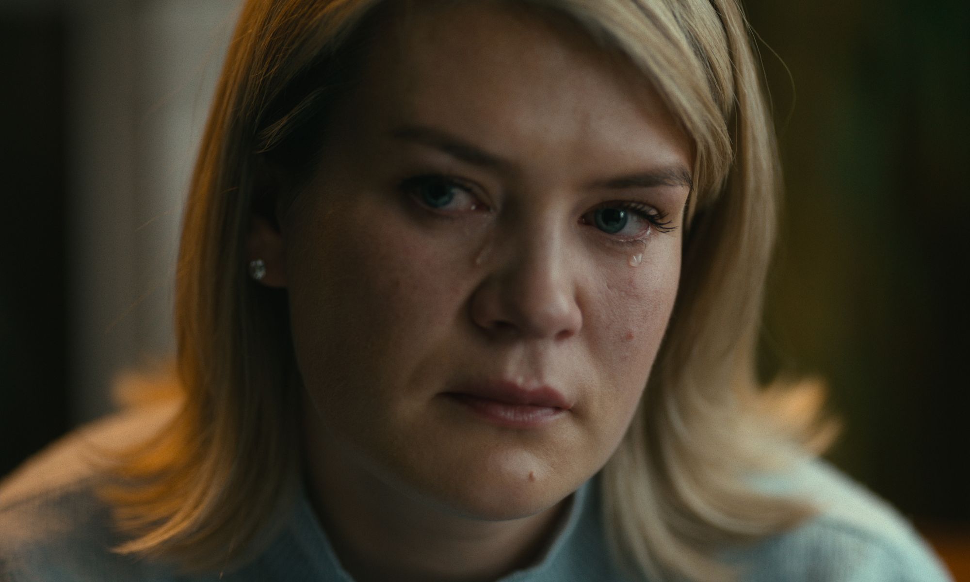 Muirhead durante una entrevista en la miniserie de Netflix