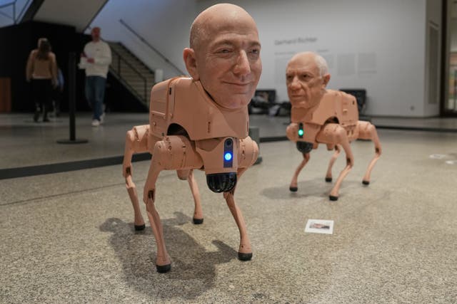 <p>Estos singulares caninotambién "defecan" imágenes impresas de su entorno, las cuales han capturado previamente con cámaras integradas</p>