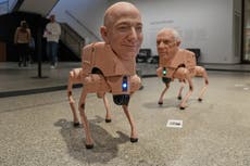 Perros robot con cabezas de Bezos y Musk protagonizan nueva exhibición en museo