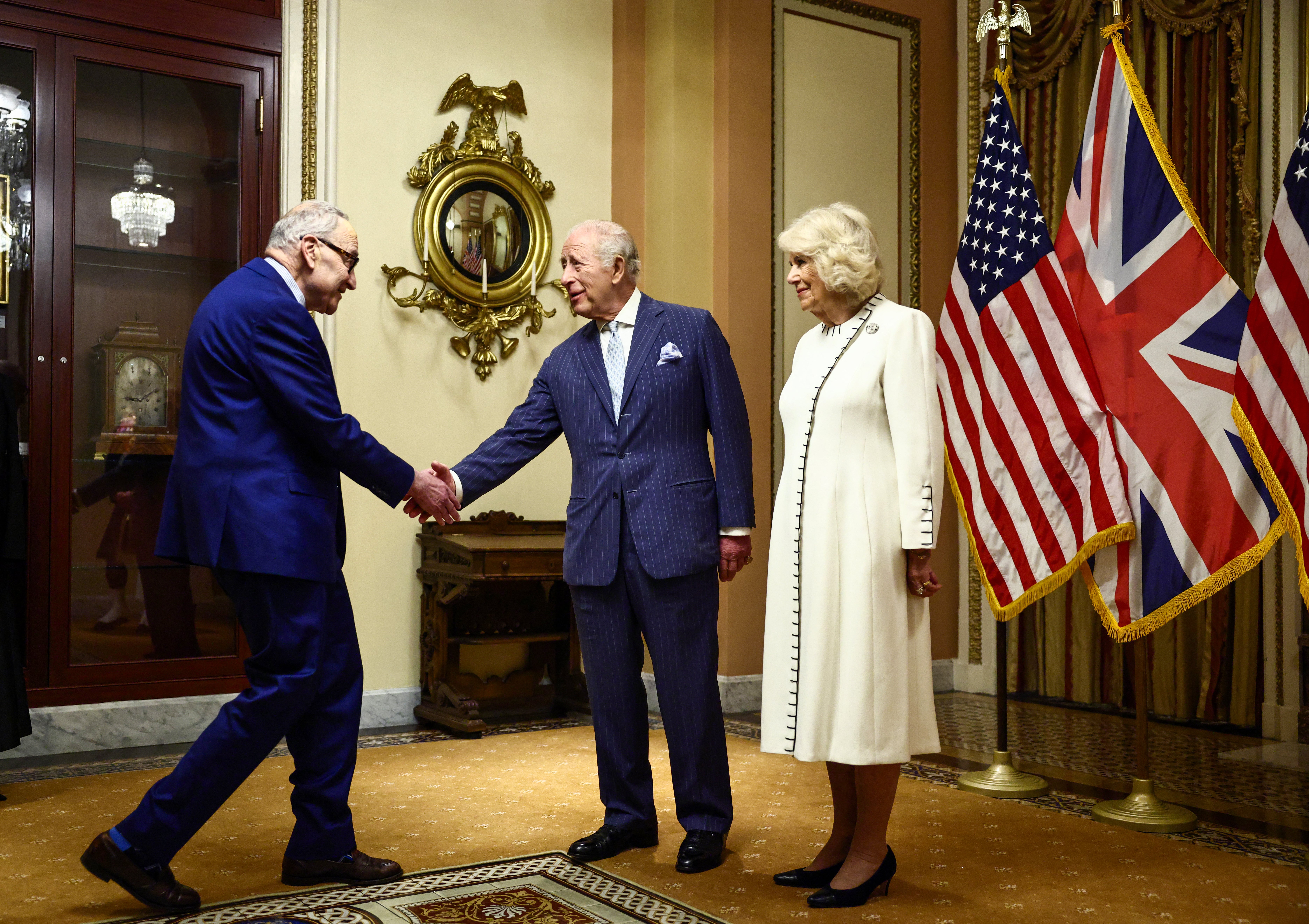El rey Carlos y la reina Camila fueron recibidos por miembros del Congreso de ambos partidos, incluido el líder demócrata Chuck Schumer