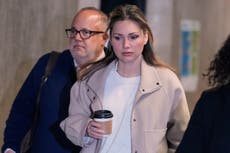 Acusadora de Weinstein por presunta violación dice al jurado: "Me trató como si me poseyera"