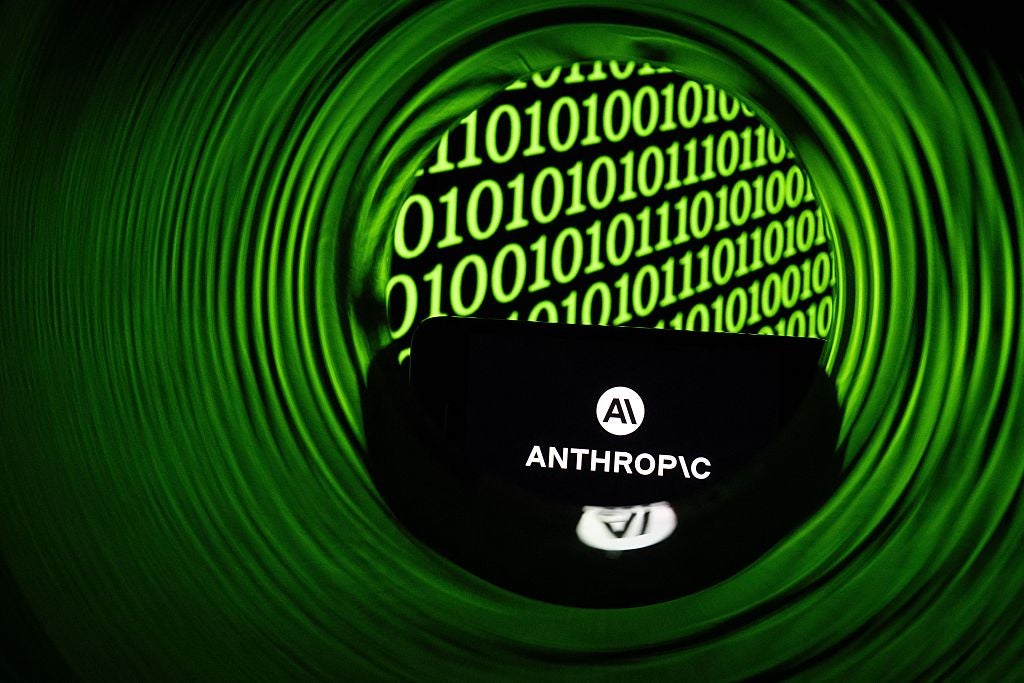 Un teléfono inteligente con el logotipo de Anthropic, empresa estadounidense dedicada a la investigación y la seguridad en materia de inteligencia artificial, en Mulhouse (Francia), el 21 de abril de 2026