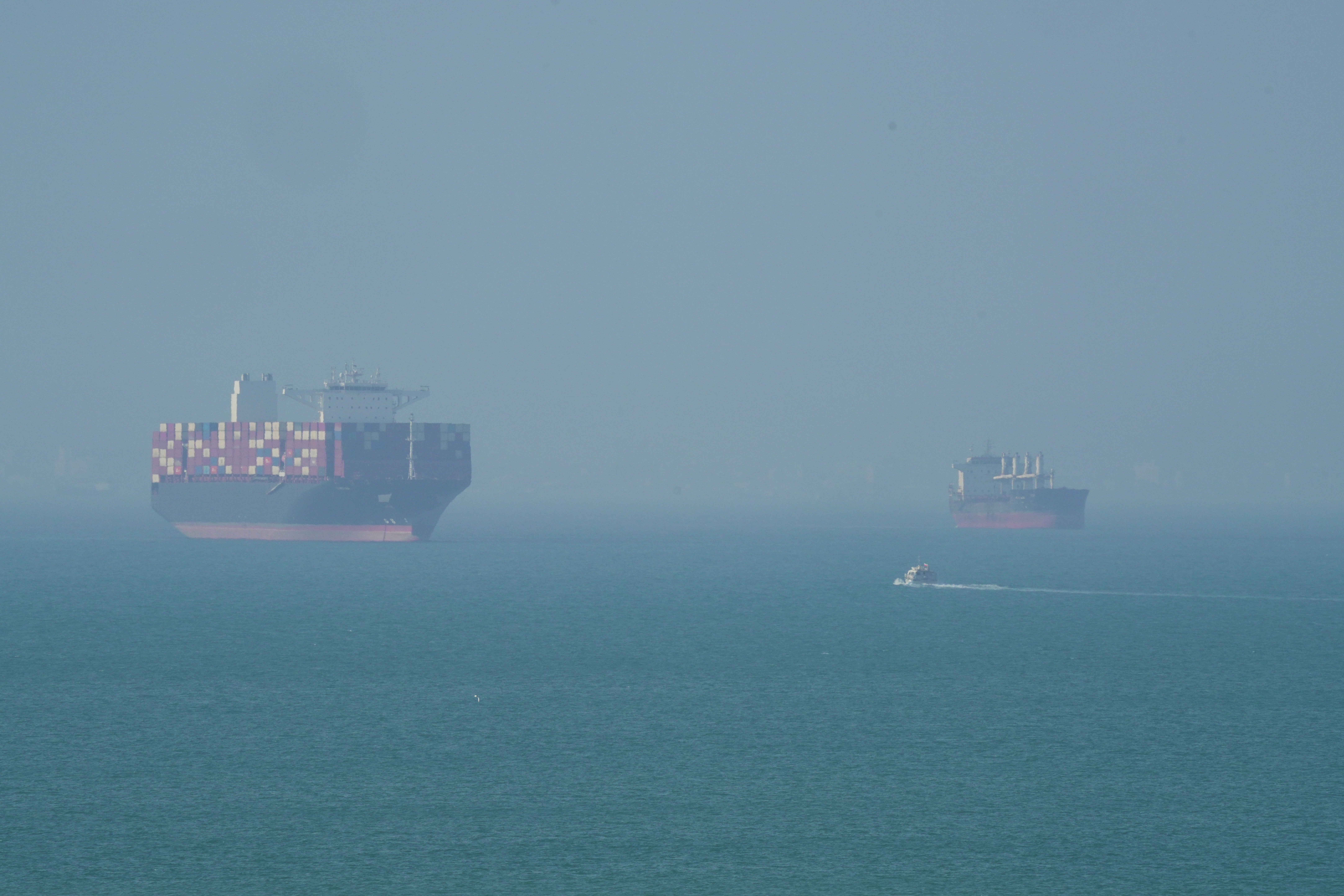 Un buque de carga navega cerca de la isla Qeshm, en el estrecho de Ormuz, mientras se aleja la posibilidad de un acuerdo de paz entre EE. UU. e Irán