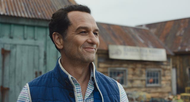 <p>Matthew Rhys protagoniza la nueva miniseria de comedia y terror de Apple TV ‘La maldición de Widow’s Bay’</p>