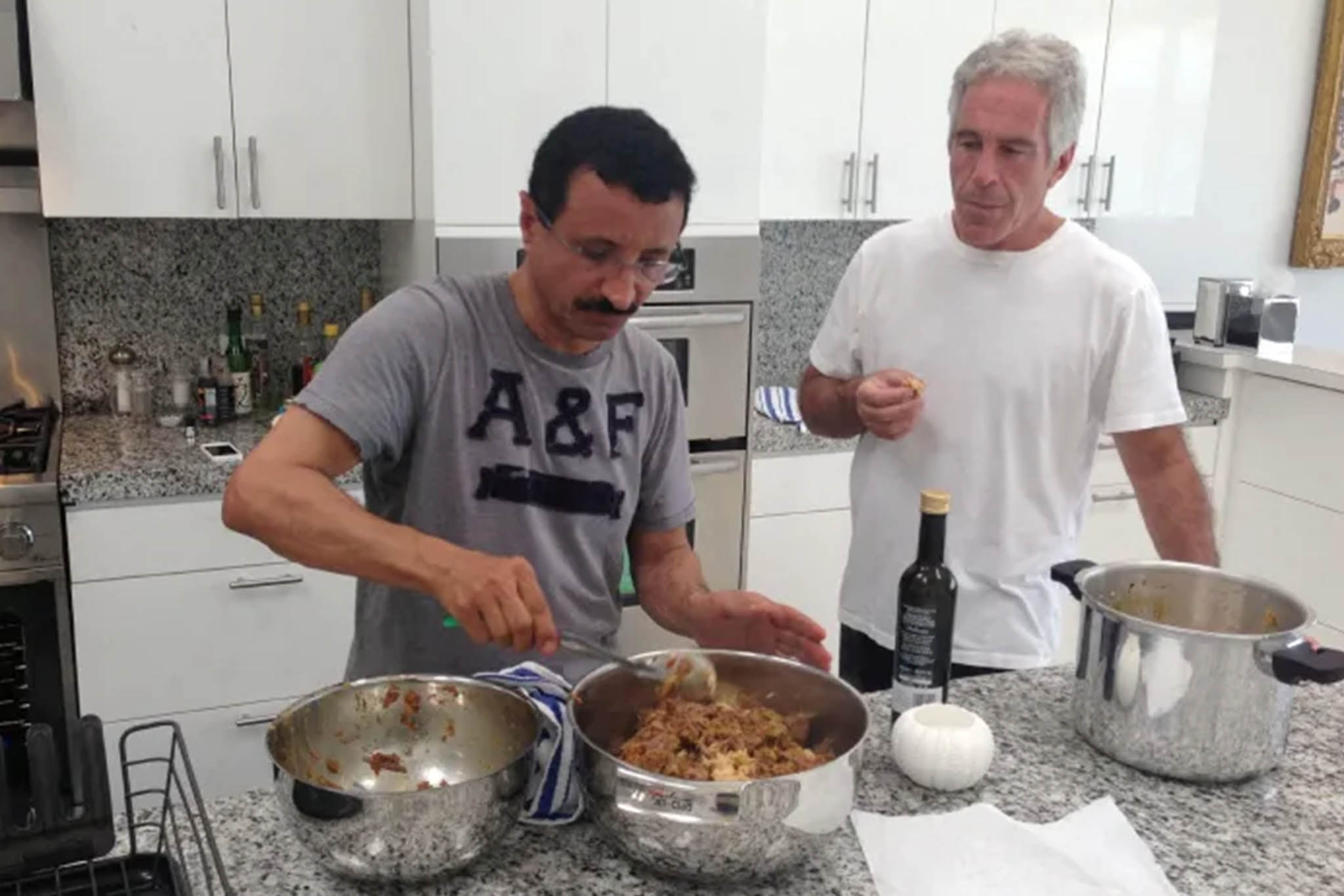 Sin embargo, los documentos revelan una obsesión de años por el arte y la cultura árabes y musulmanas, como se desprende de sus relaciones con figuras influyentes, entre ellas el emiratí Sultán Ahmed bin Sulayem