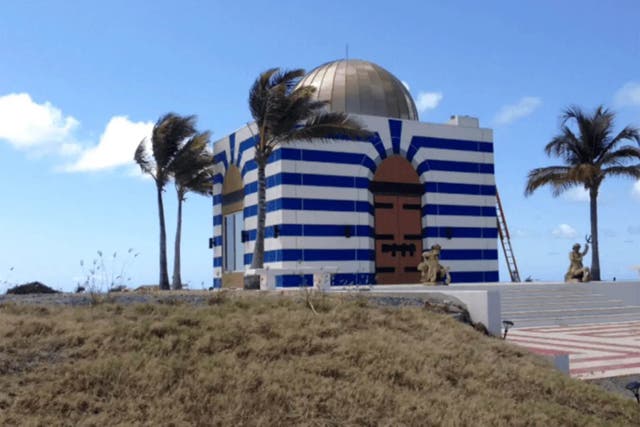 <p>Los archivos de Epstein revelaron la finalidad de un misterioso edificio a rayas azules y blancas situado en la isla caribeña de Little Saint James, propiedad del financiero pederasta</p>
