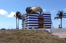 Papeles de Epstein revelan el fin del raro edificio en su isla caribeña