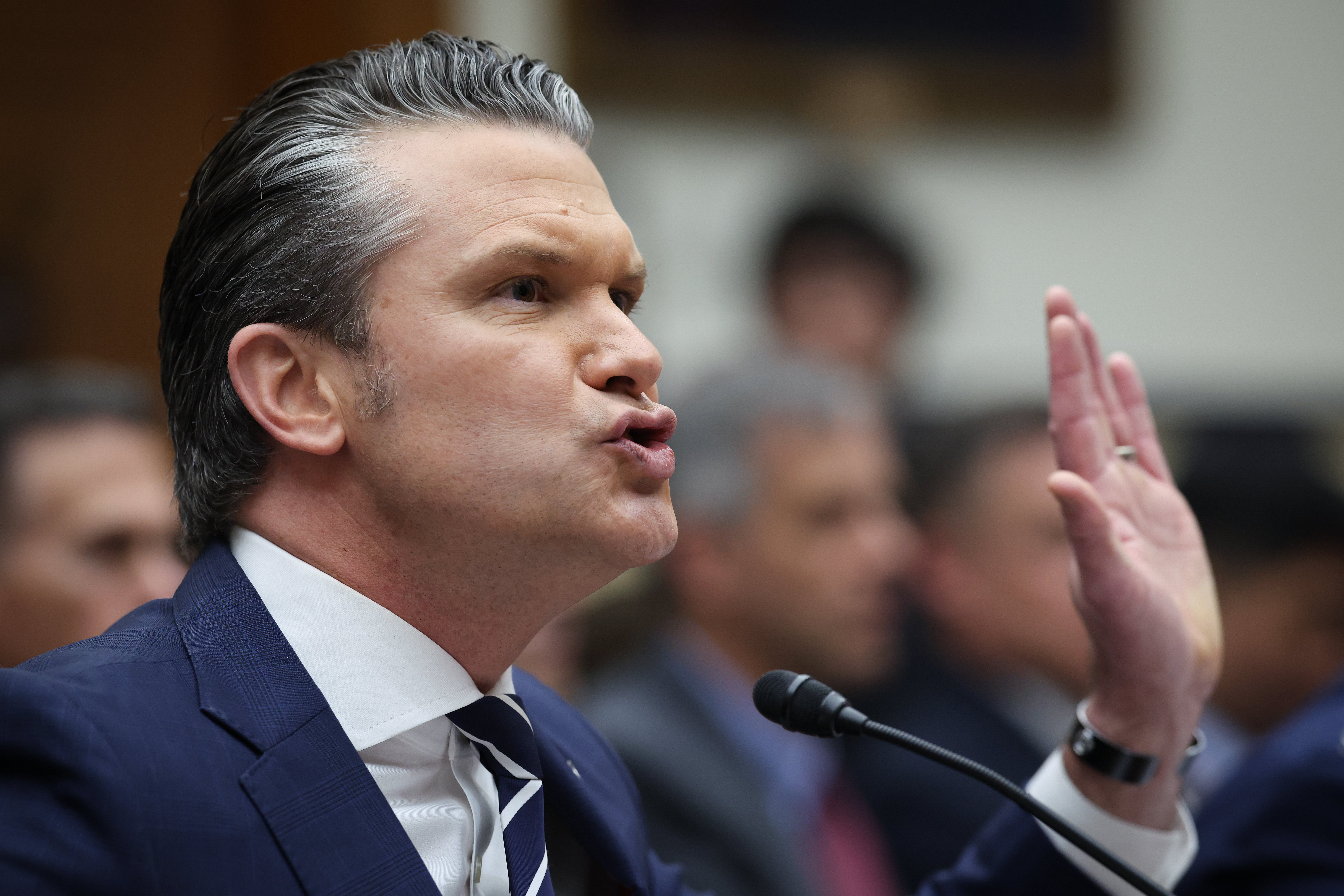 “Expresar deseos no es una estrategia”, reprochó un congresista a Hegseth durante la audiencia