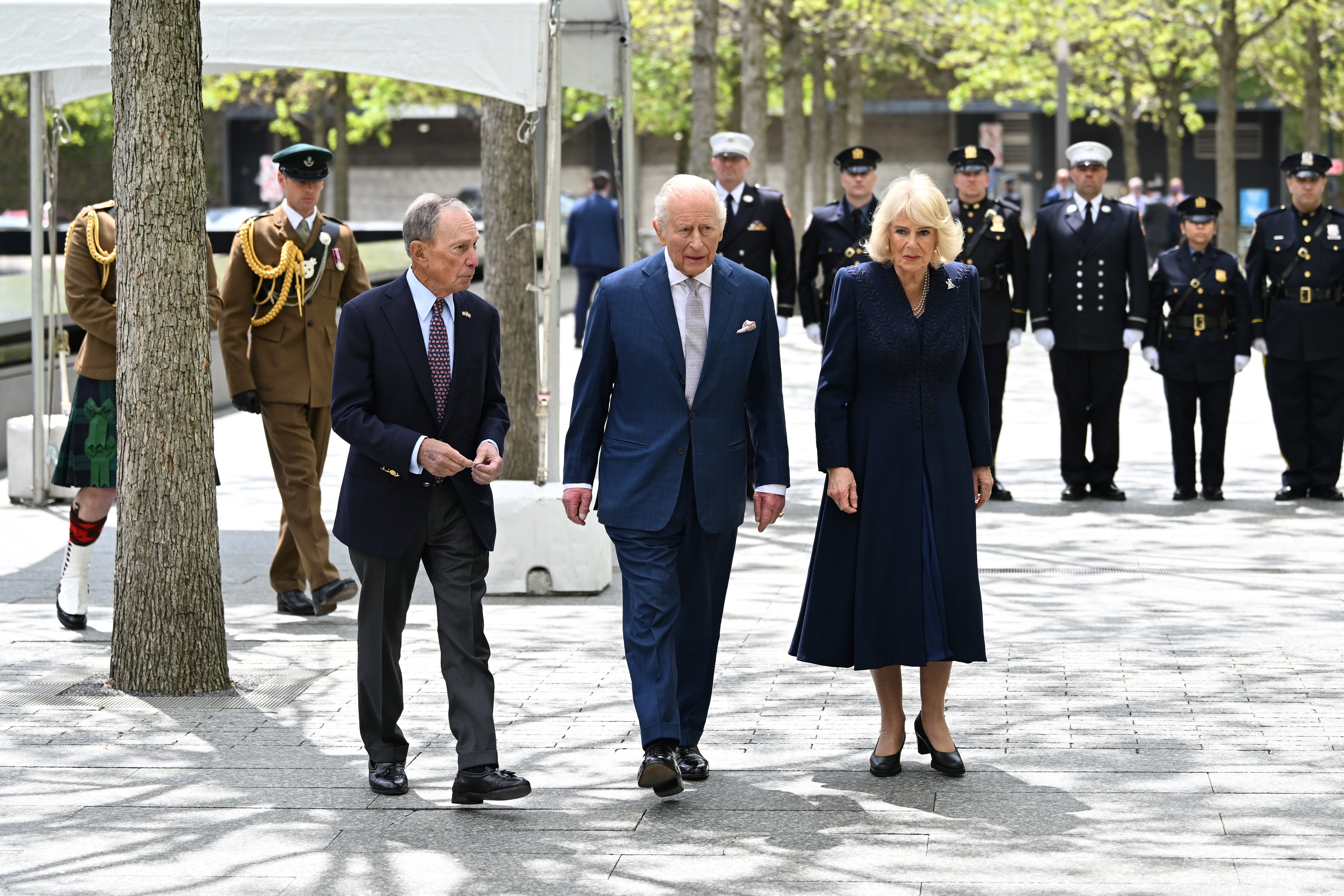 Carlos y Camilla con Michael Bloomberg durante una visita al Memorial del 11-S