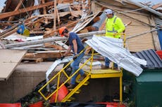 Tornado en Texas deja 5 heridos, edificios derrumbados y casas sin techo