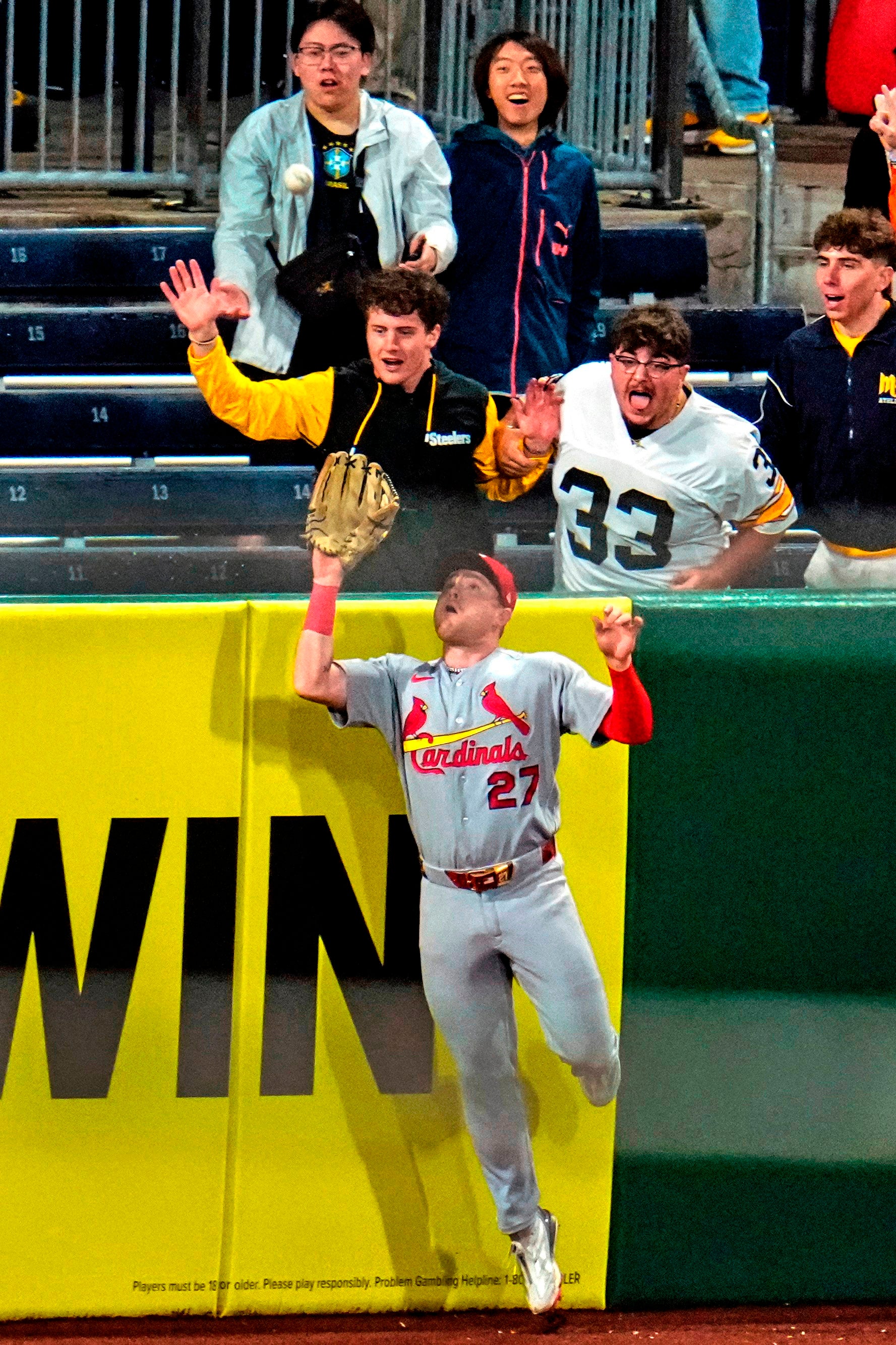 Nathan Church roba un jonrón de dos carreras y los Cardenales vencen 5-4 a los Piratas