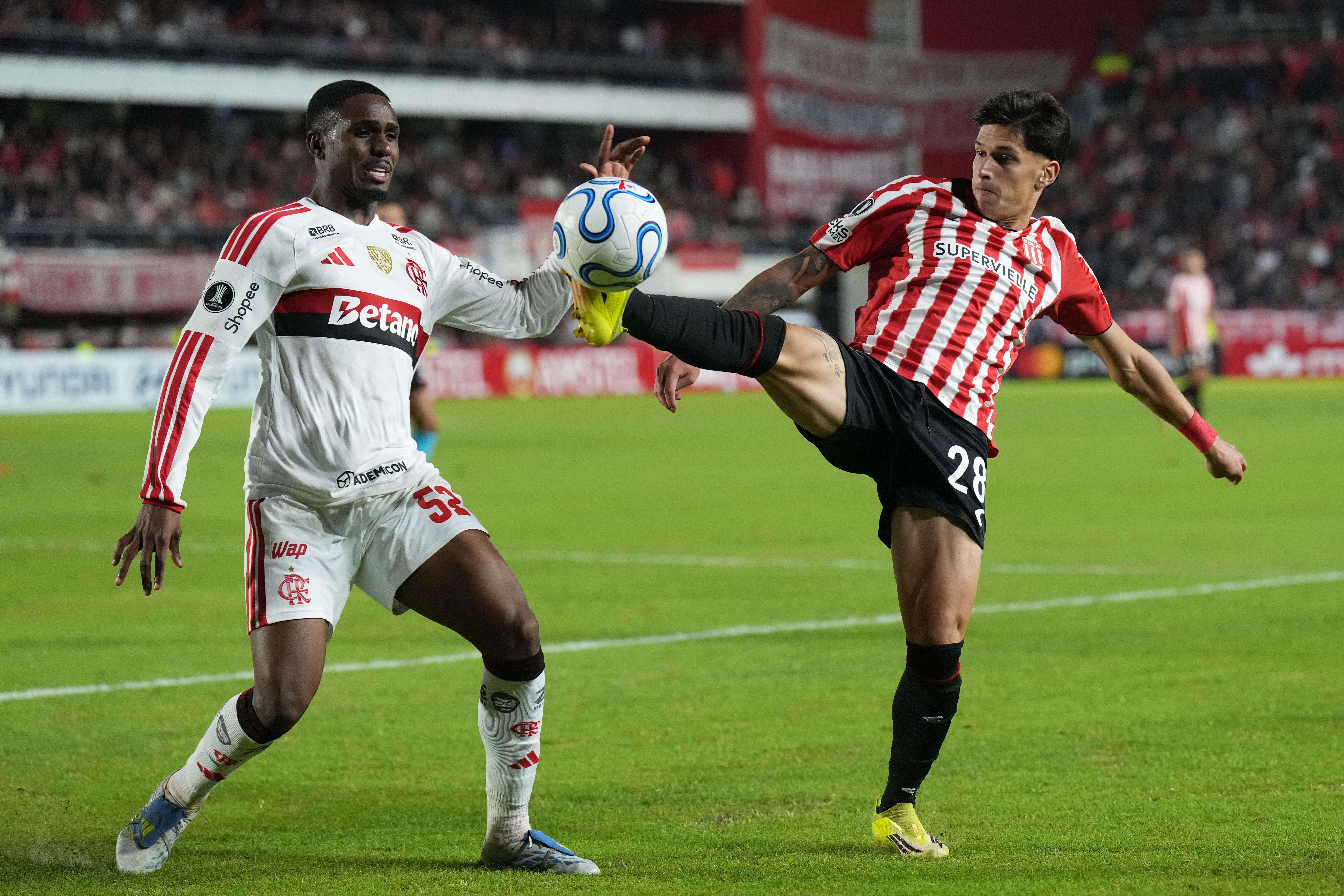 Flamengo empata a domicilio ante Estudiantes de La Plata y mantiene liderato en la Copa Libertadores