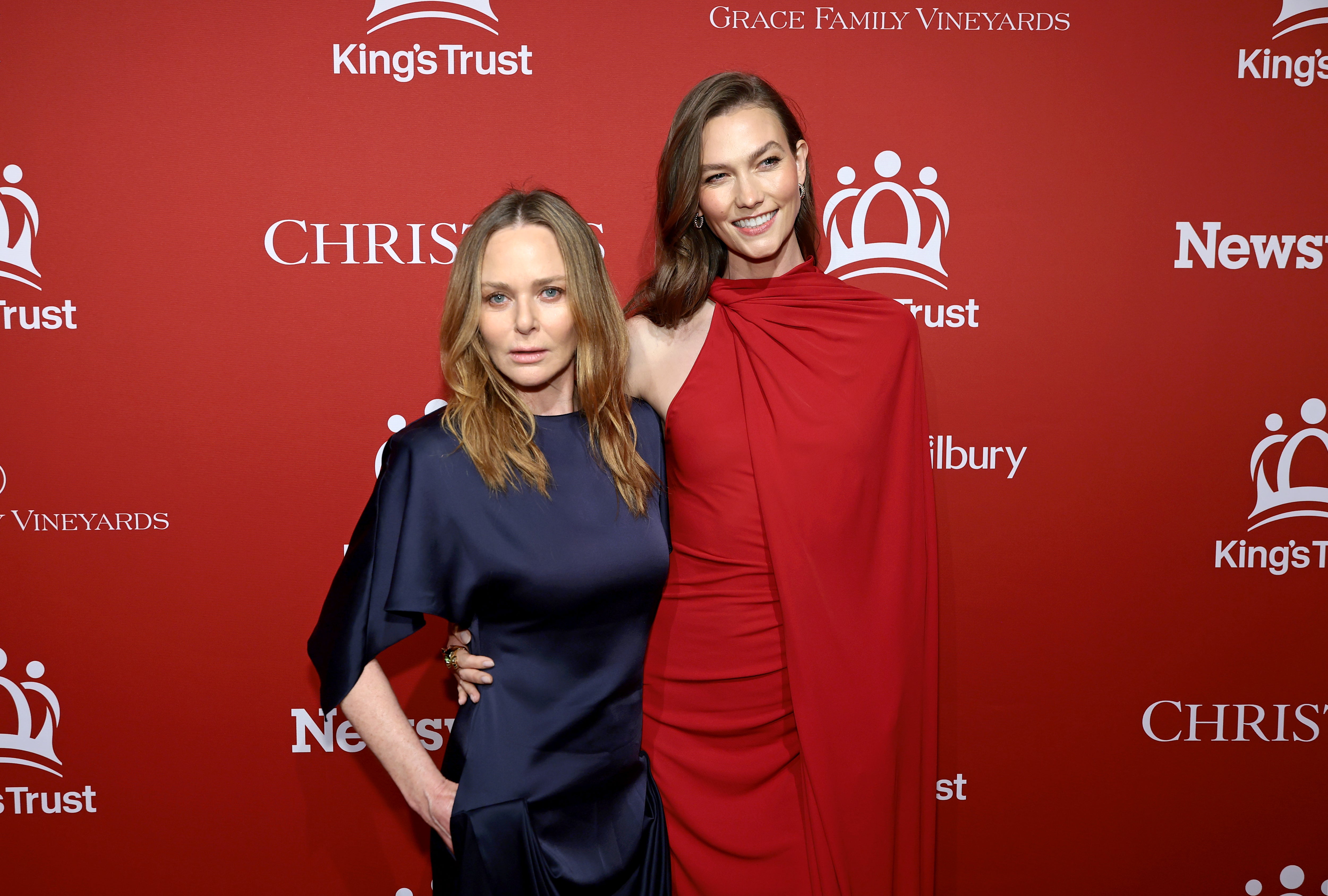 La diseñadora Stella McCartney junto a la supermodelo Karlie Kloss