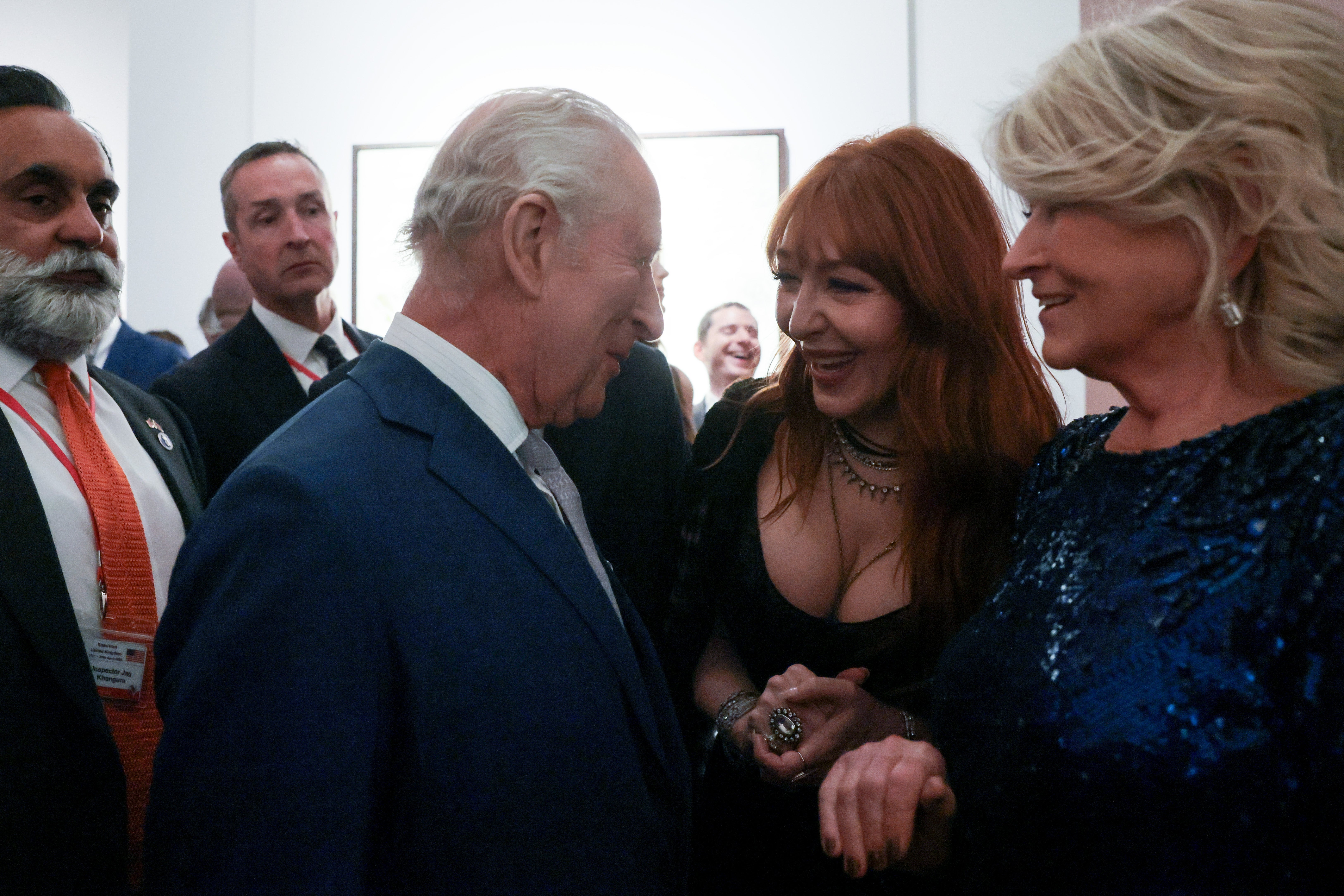 El rey conversa con Charlotte Tilbury y Martha Stewart