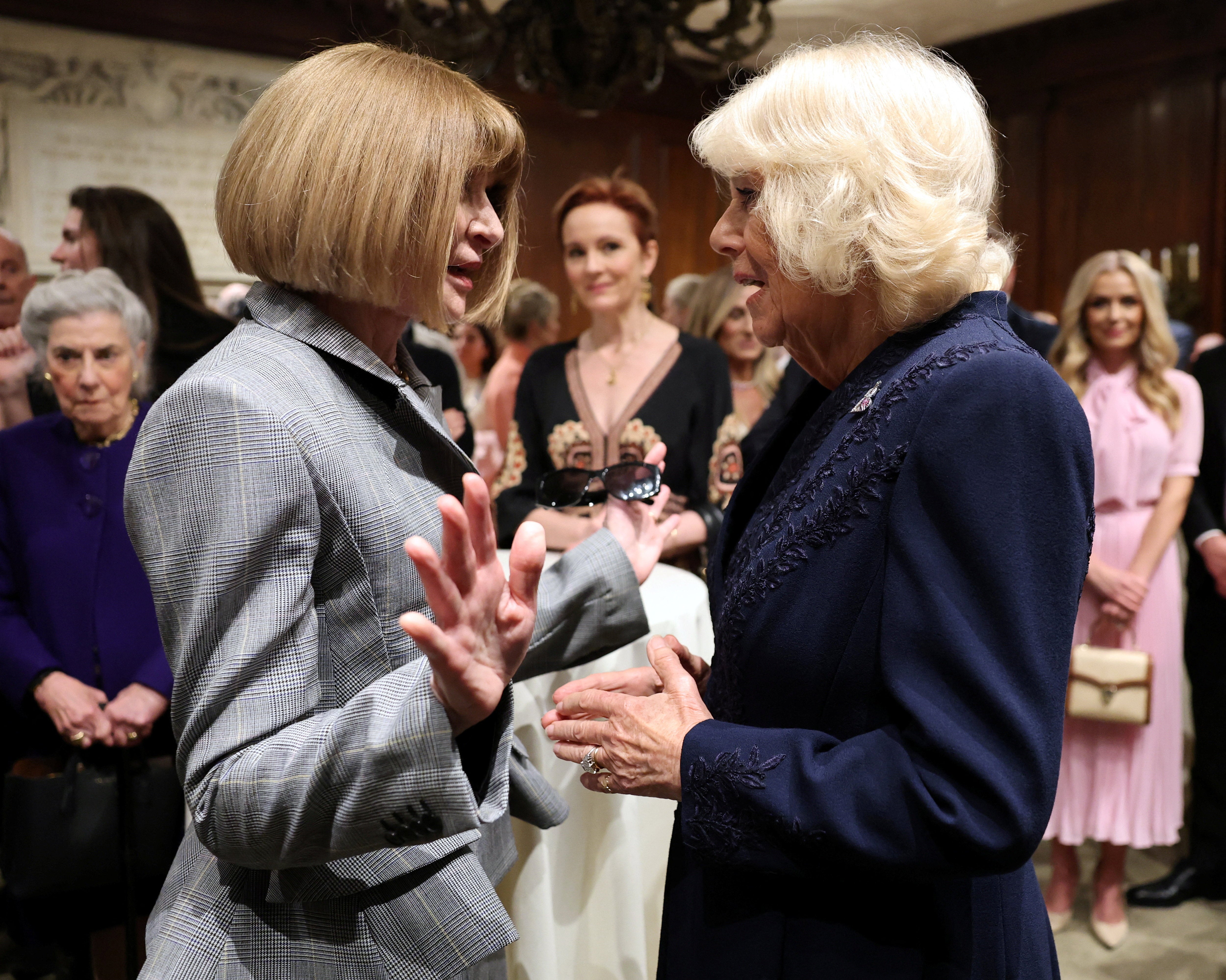 Anna Wintour conversó con la reina Camila durante el evento