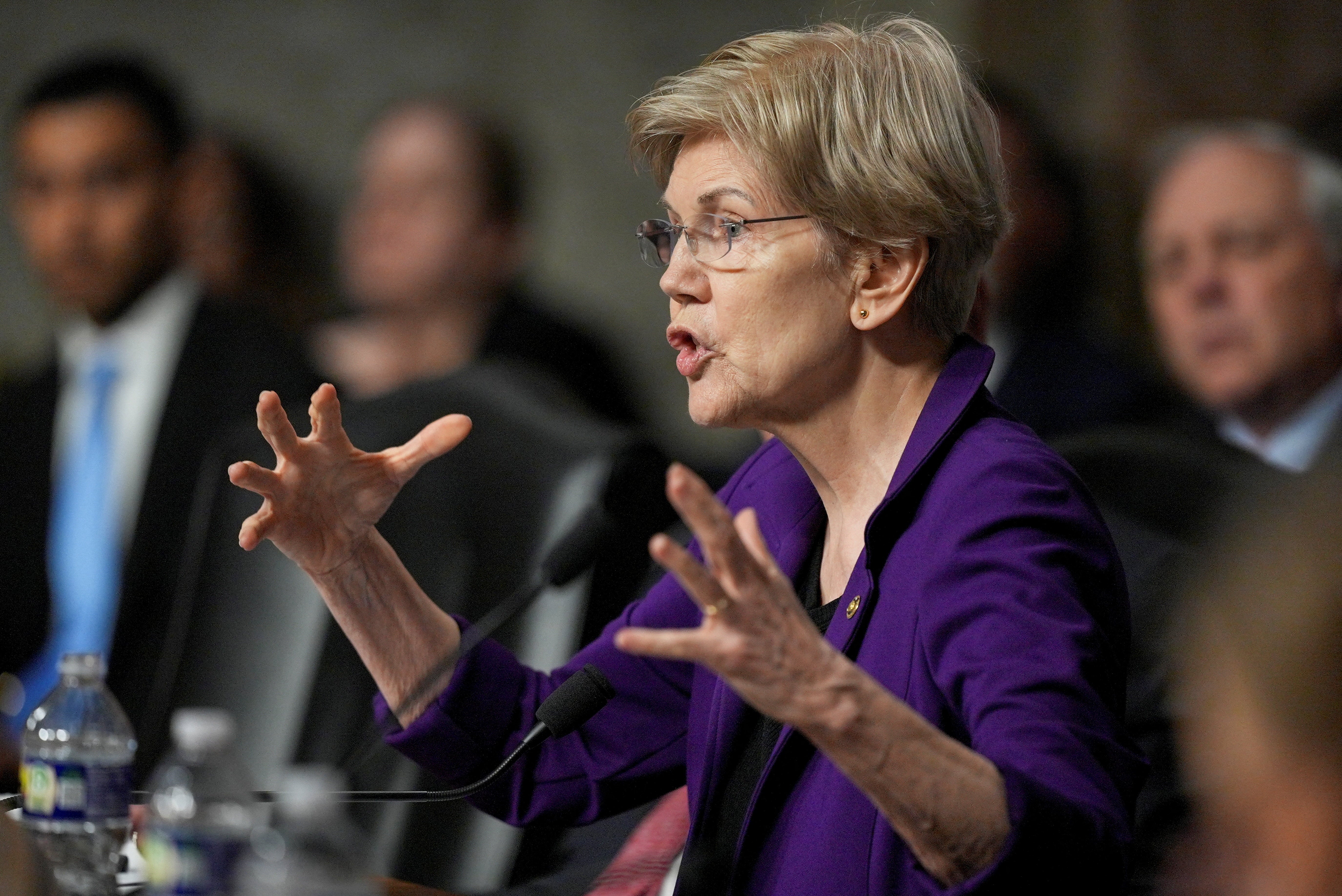 “¡Rotundamente no!”, respondió Hegseth repetidamente cuando la senadora Elizabeth Warren lo presionó por presunto uso de información privilegiada en el Departamento de Defensa