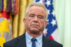 Gobierno de Trump apela orden judicial, insiste en reducir recomendaciones sobre vacunas
