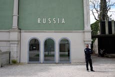 El jurado internacional de la Bienal de Venecia dimite tras oposición de Italia a Rusia