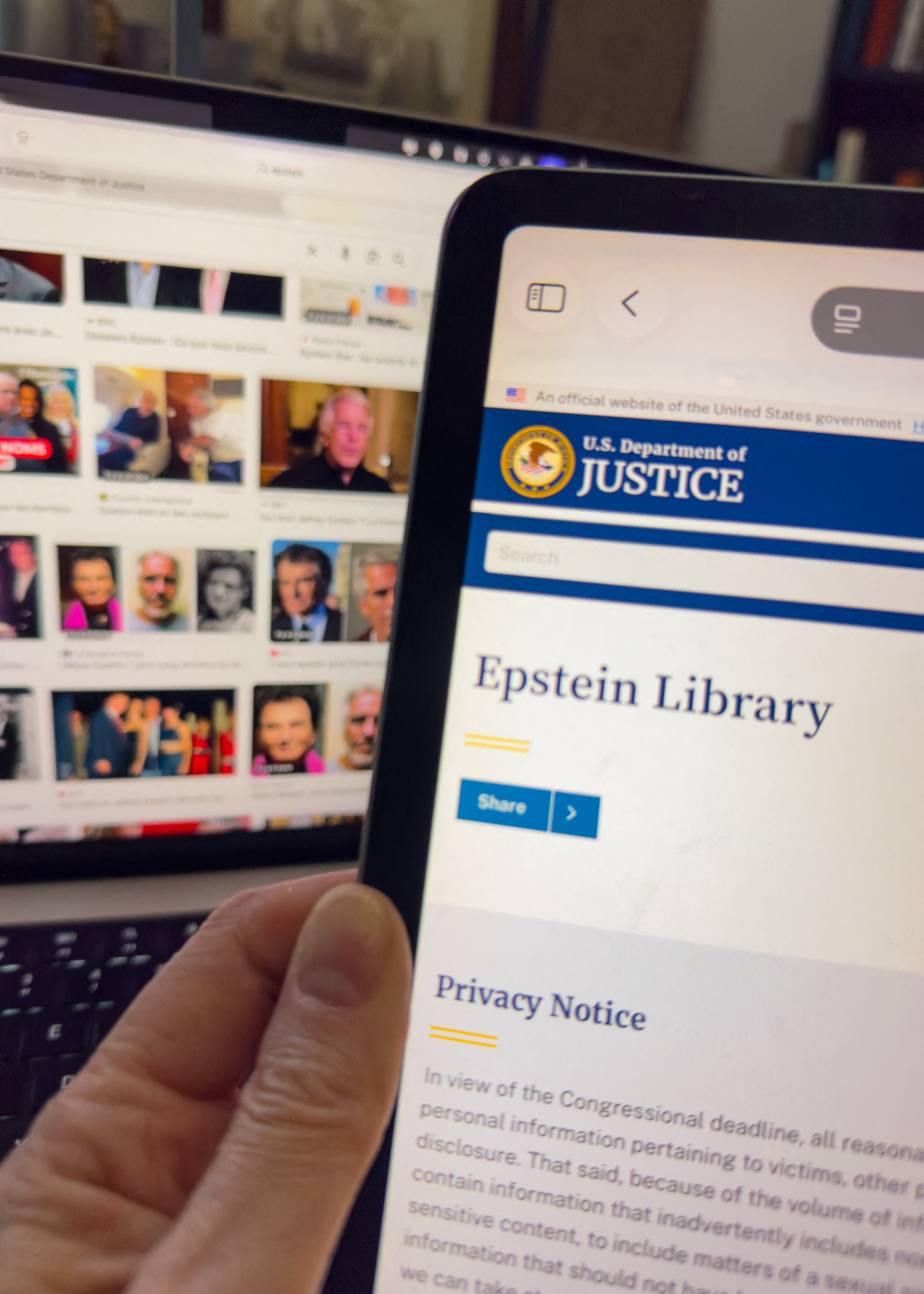 La pantalla de una tableta digital muestra la página web del Departamento de Justicia con documentos relacionados con Jeffrey Epstein, quien podría haber dejado una nota de suicidio que, según el Departamento de Justicia, nunca ha visto