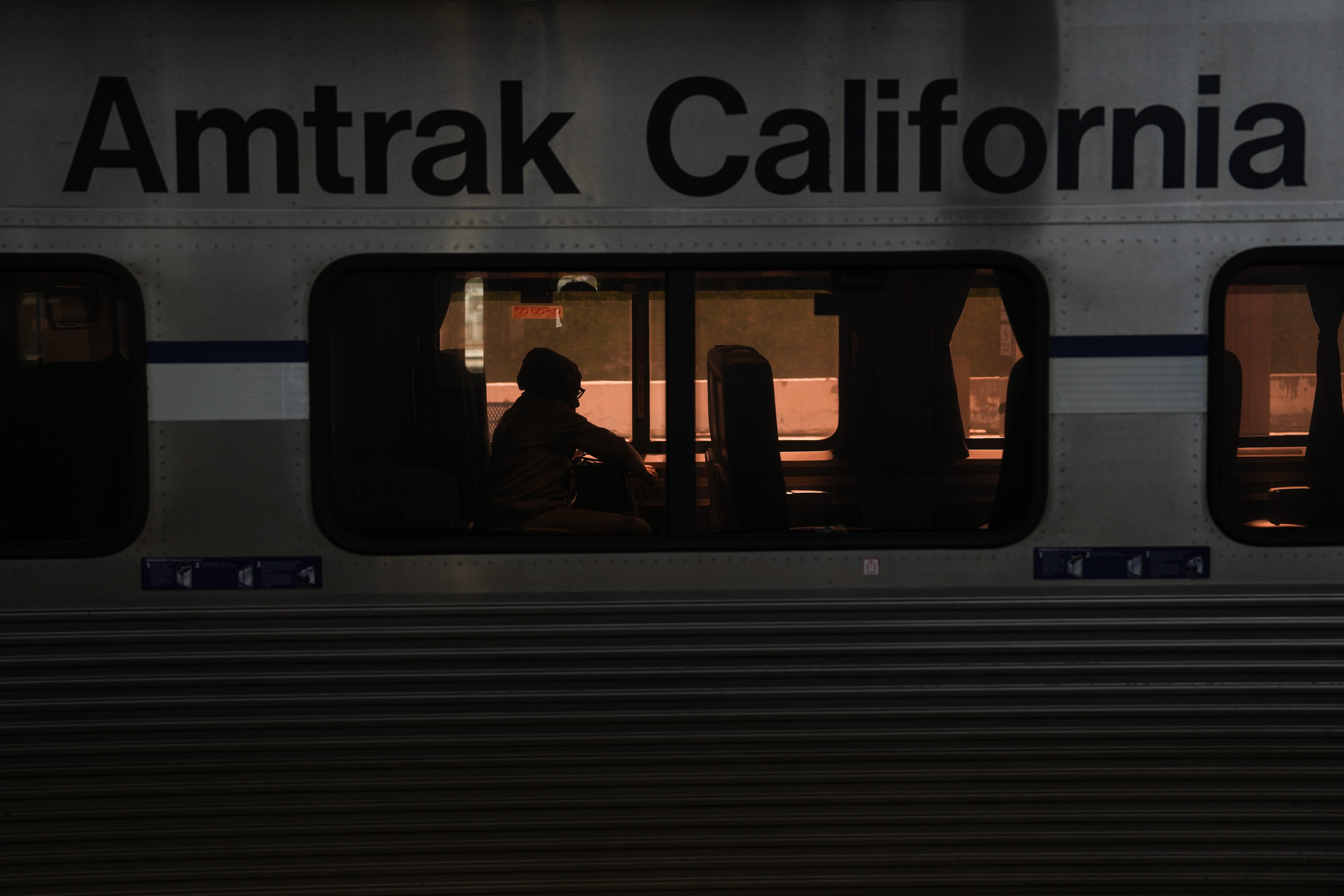 Amtrak podría facilitar el transporte de armas en sus trenes pese al presunto atentado contra Trump
