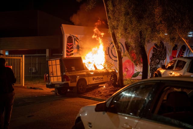<p>“Parece que el sistema no nos defiende”: un vehículo policial arde tras el enfrentamiento con la policía</p>