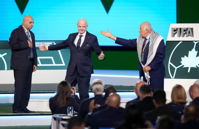 <p>El presidente de la Asociación Palestina de Fútbol, Jibril Rajoub (derecha), se aleja del presidente de la FIFA, Gianni Infantino (en el centro), tras negarse a posar junto al vicepresidente de la Asociación Israelí de Fútbol, Basim Sheikh Suliman (izquierda)</p>
