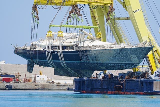 <p>El superyate del magnate tecnológico Mike Lynch, Bayesian, es trasladado tras ser rescatado cerca del pueblo pesquero de Porticello, en Sicilia, en junio de 2025</p>