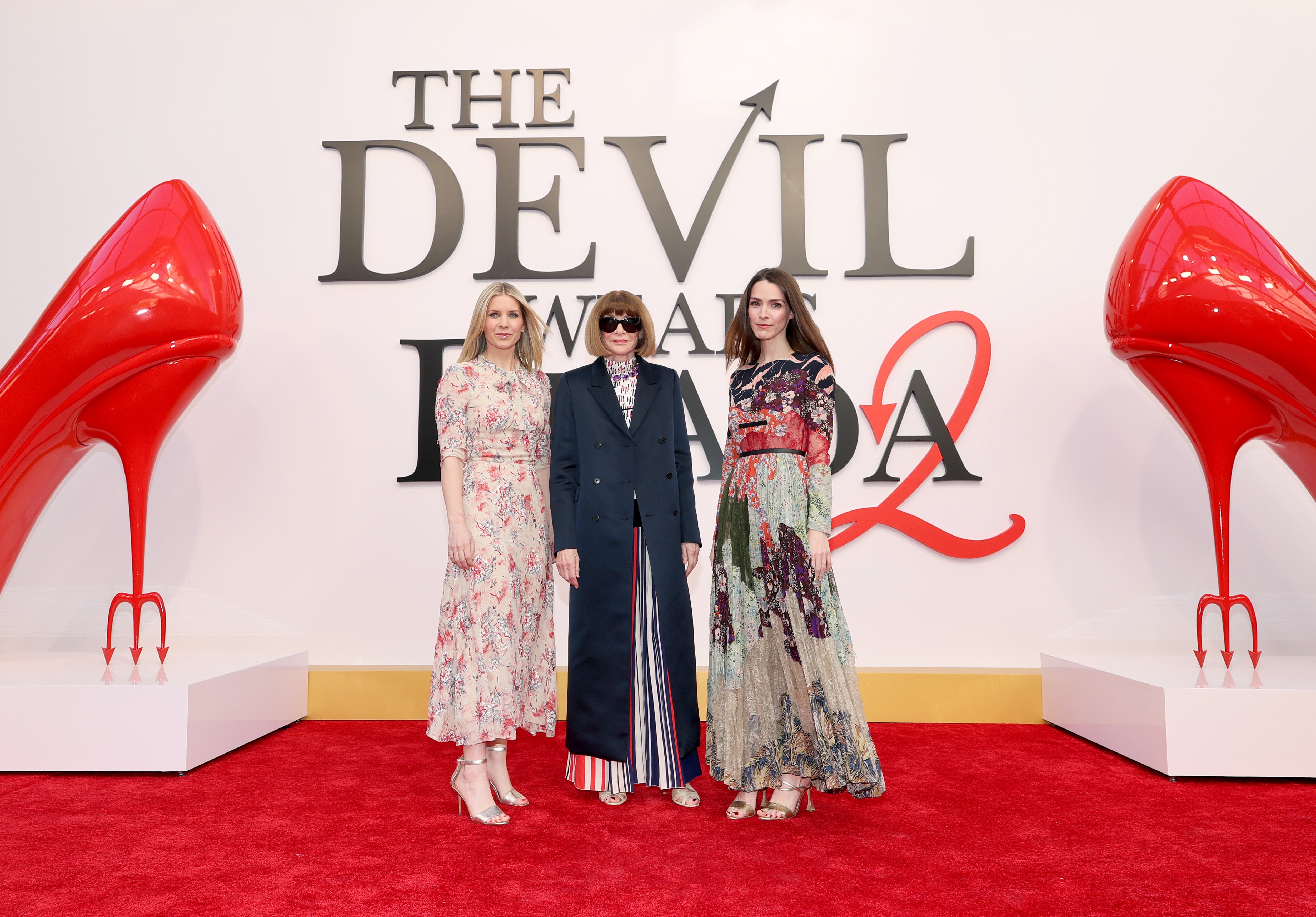 Nueva York, 20 de abril de 2026: (de izq. a der.) Elizabeth Cordry Shaffer, Anna Wintour y Bee Carrozzini asisten al estreno mundial de 'El diablo viste a la moda 2' en el Lincoln Center