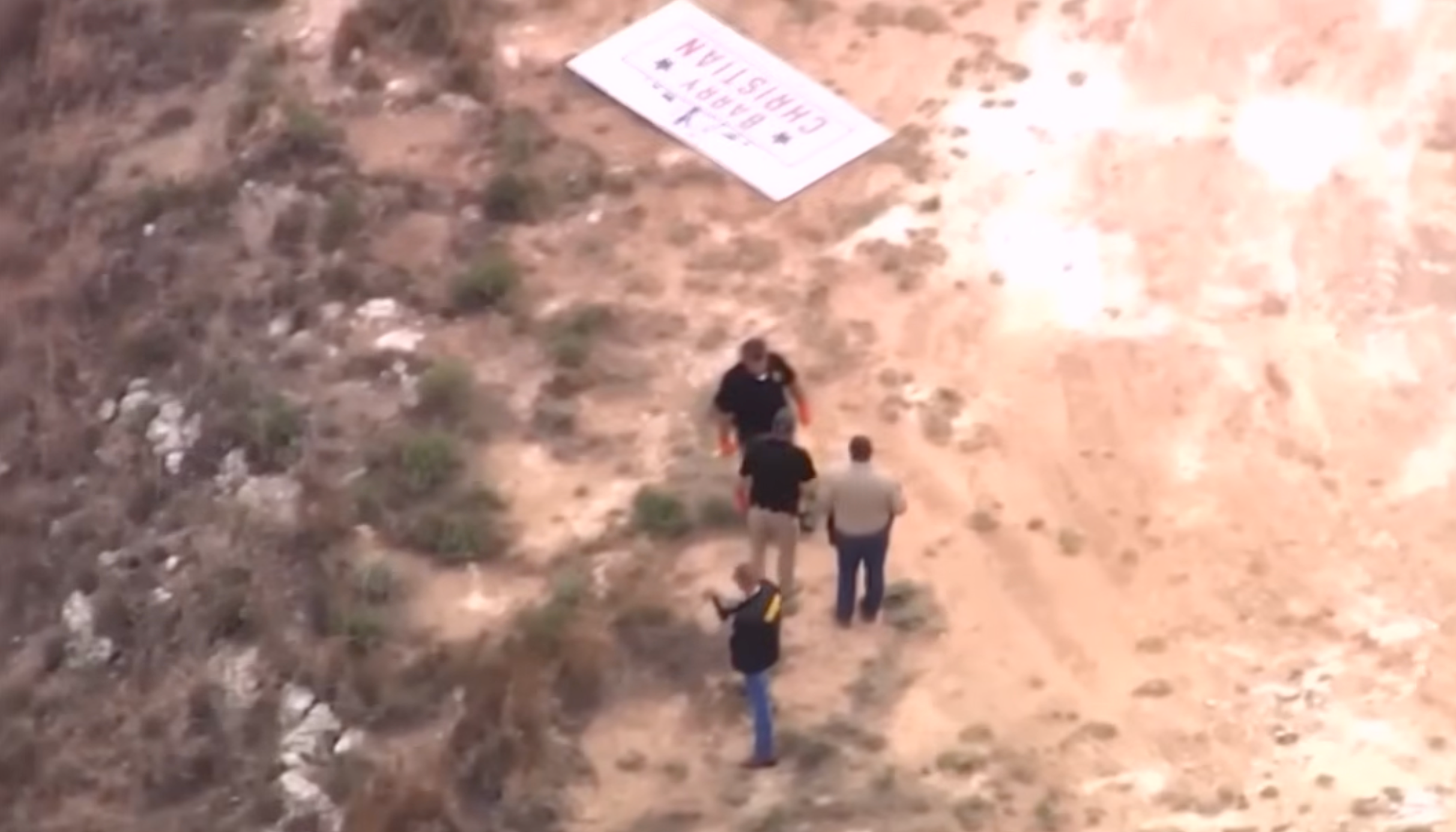 Los investigadores en el lugar de los hechos en Oklahoma, donde se encontró a Christian sin vida dentro de su camioneta, con un cartel de campaña a la vista cerca de allí