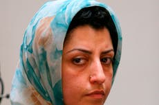 Trasladan de urgencia a la ganadora iraní del Nobel Narges Mohammadi tras crisis de salud