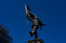 Banksy confirma autoría de estatua en el centro de Londres de un hombre cegado por una bandera
